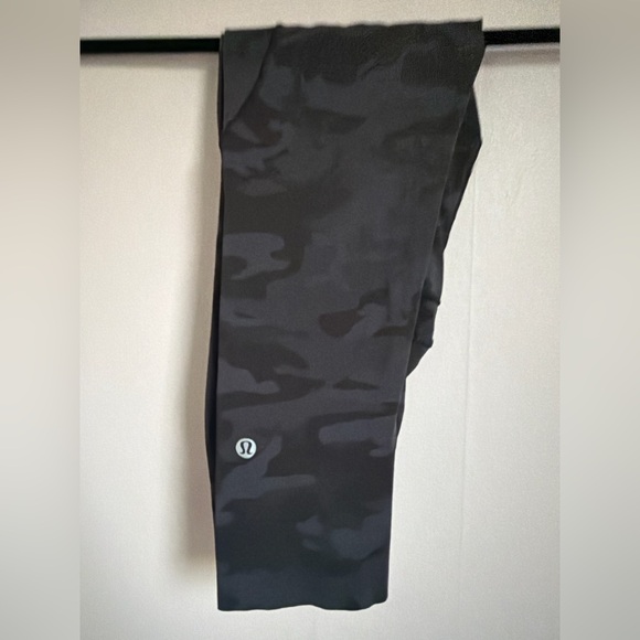 lululemon athletica Pants - Lululemon Black Camo Crop Leggings Size 4 High Rise Pockets